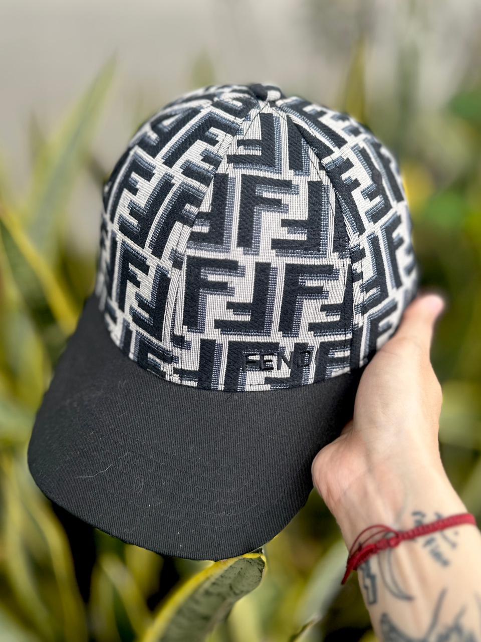 Gorra Fendi Negra detalles
