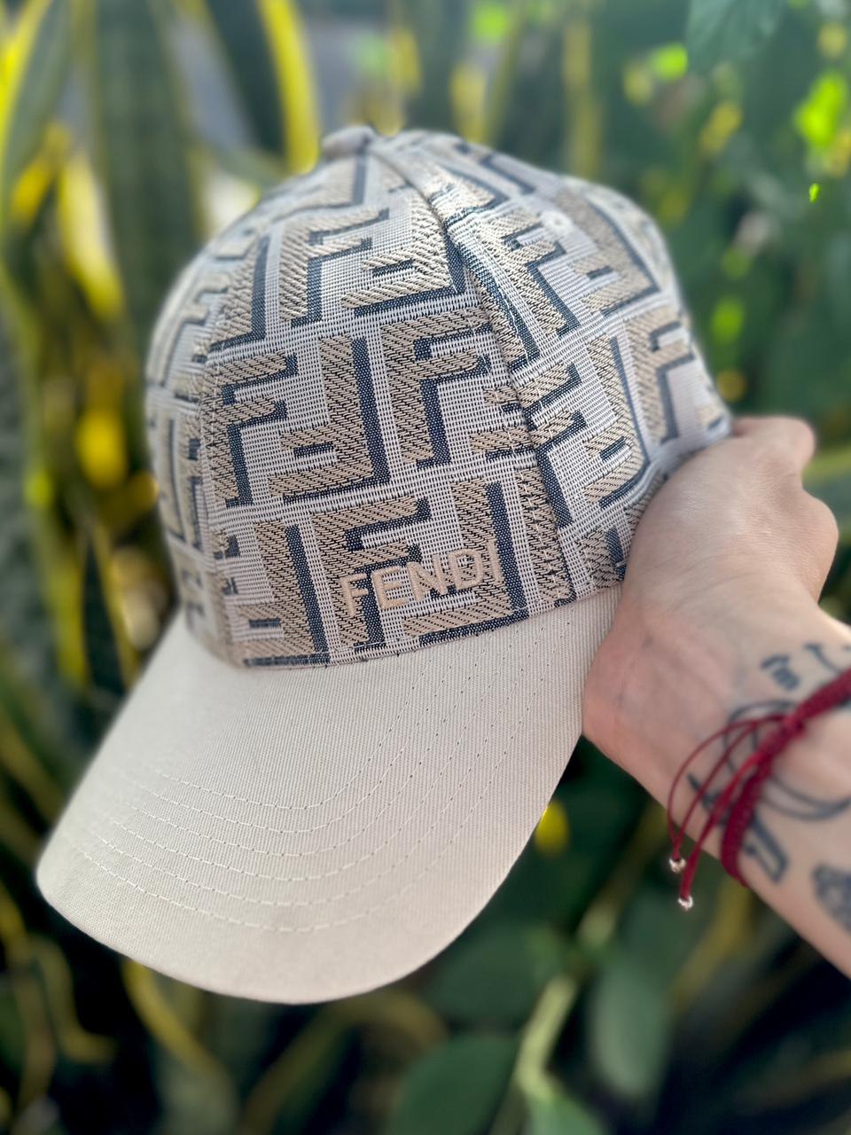 Gorra Fendi Beige detalles
