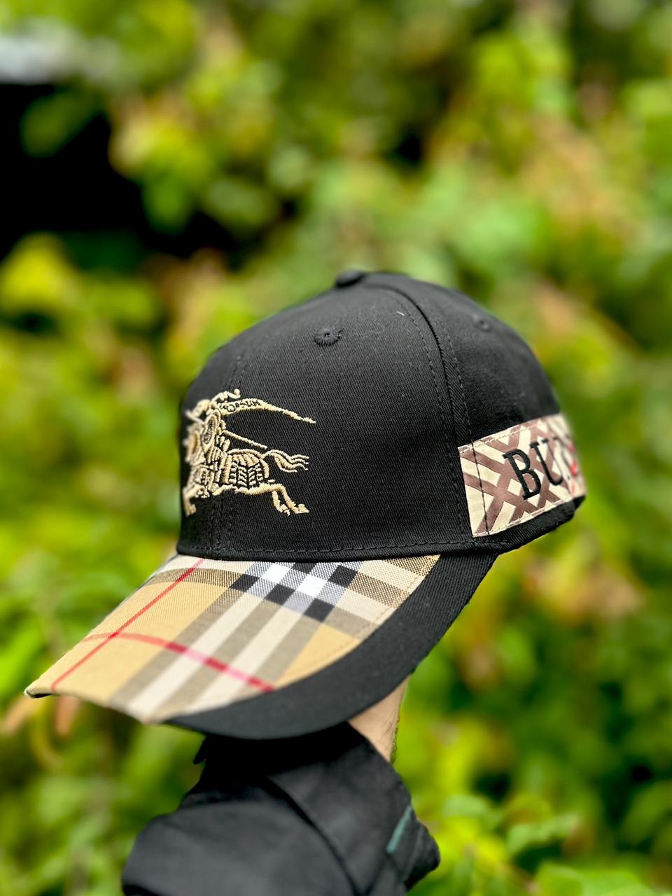 Gorra Burberry Negra con Dorado