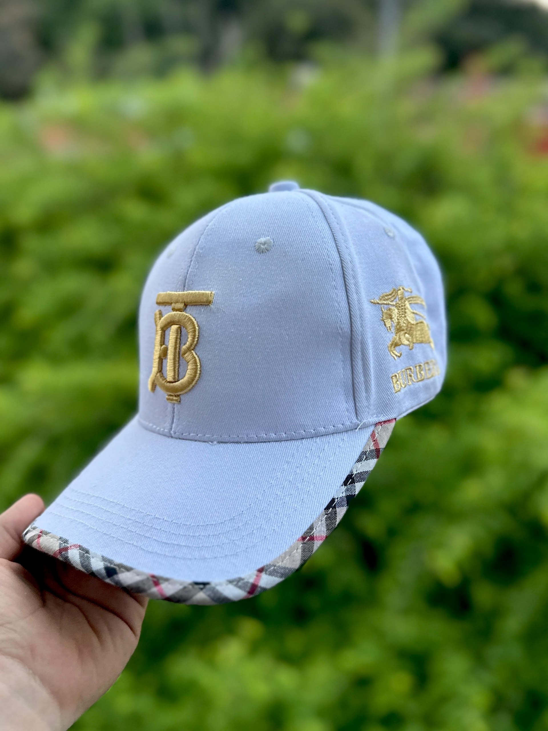 Gorra Burberry Blanca Dorado
