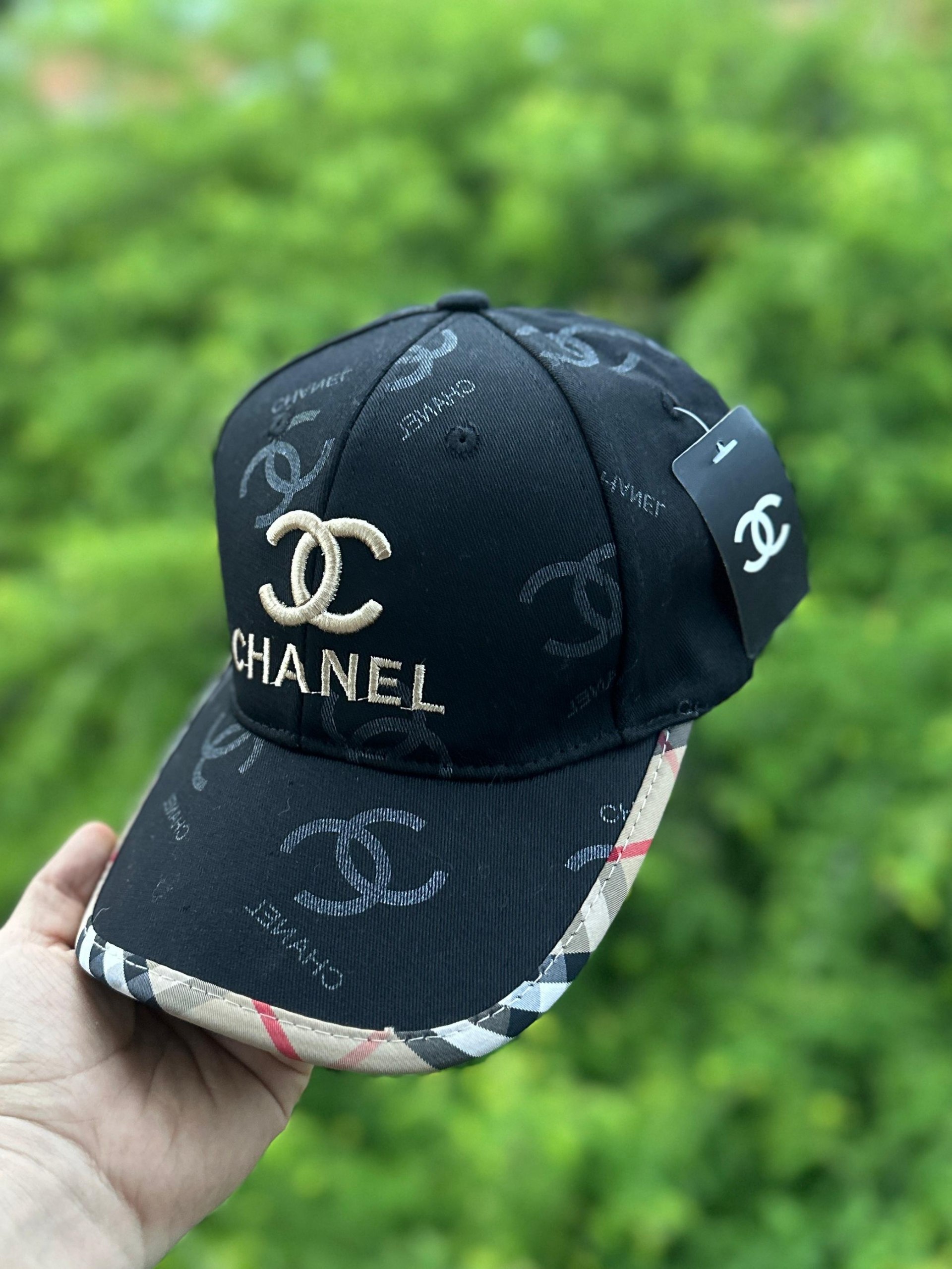 Gorra Chanel NegraDorado