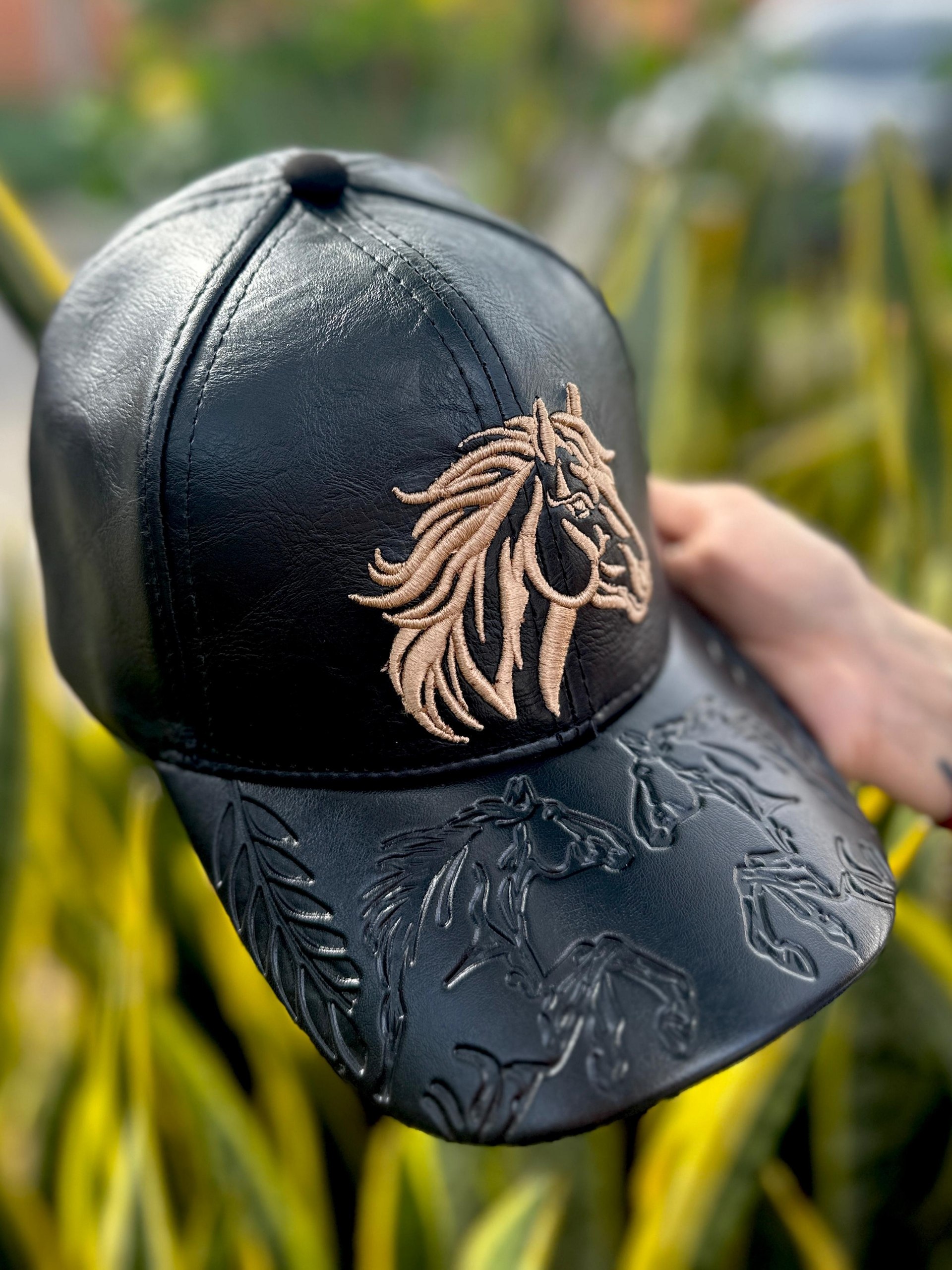 Gorra Caballo Grabado Negro