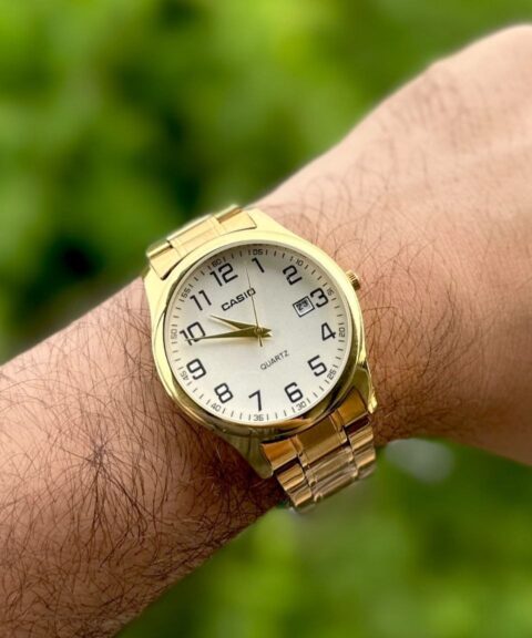 Reloj Casio Dorado fondo dorado