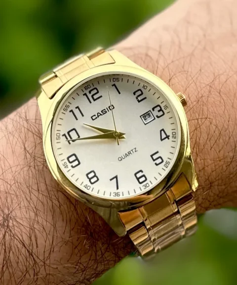 Reloj Casio Dorado Fondo Blanco