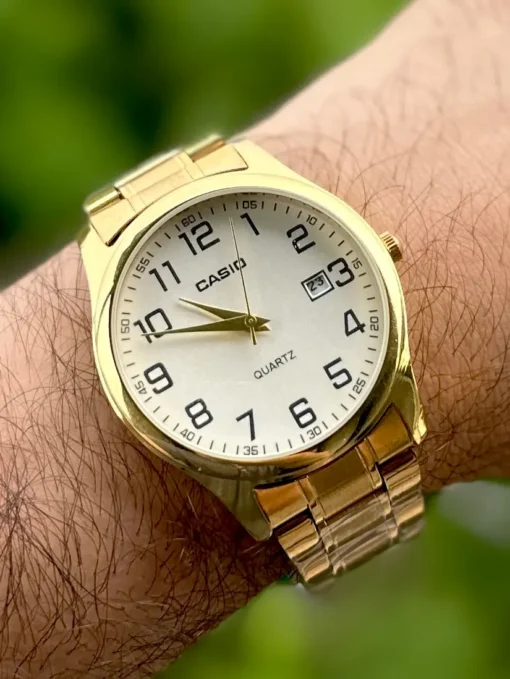 Reloj Casio Dorado Fondo Blanco