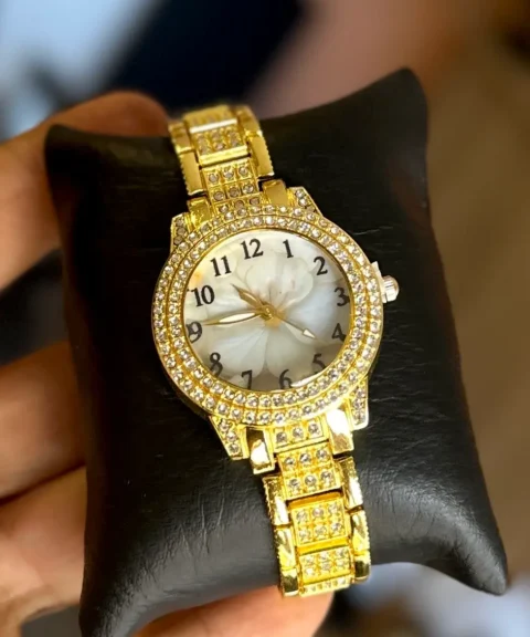 Reloj Dimantado Dorado Fondo Blanco Dama