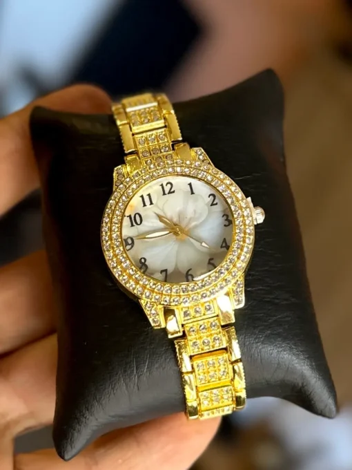 Reloj Dimantado Dorado Fondo Blanco Dama