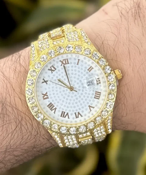 Reloj Diamantado Dorado Fondo Blanco