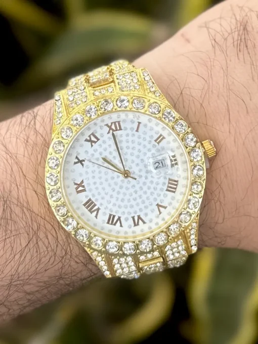 Reloj Diamantado Dorado Fondo Blanco