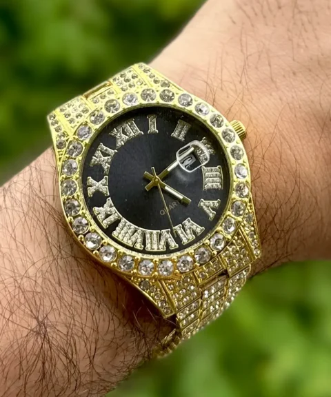 Reloj Diamantado Dorado Fondo Negro