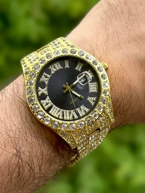 Reloj Diamantado Dorado Fondo Negro