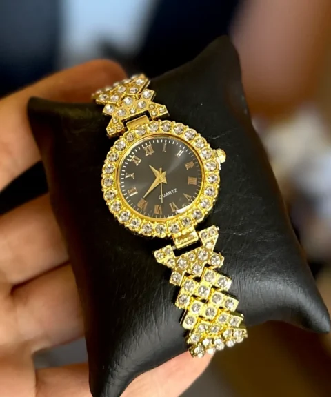 Reloj Diamantado Dorado Fondo Negro Dama