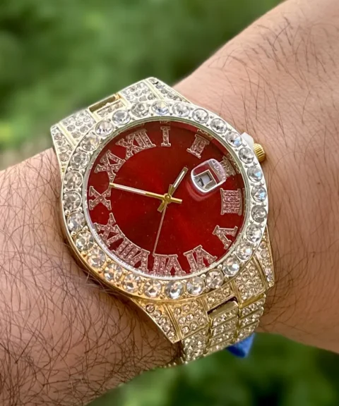 Reloj Diamantado Dorado Fondo Rojo