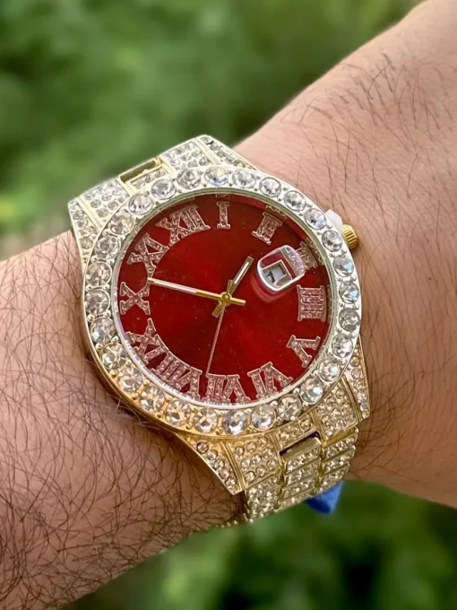 Reloj Diamantado Dorado Fondo Rojo