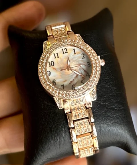 Reloj Diamantado Oro Rosa Fondo Blanco Dama