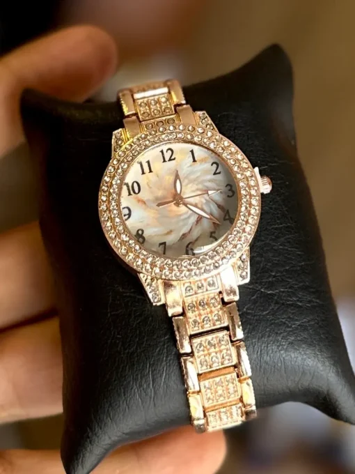 Reloj Diamantado Oro Rosa Fondo Blanco Dama