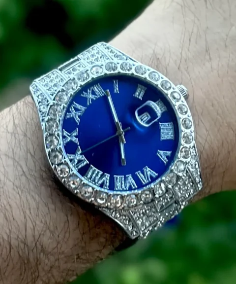 Reloj Diamantado Plateado Fondo Azul