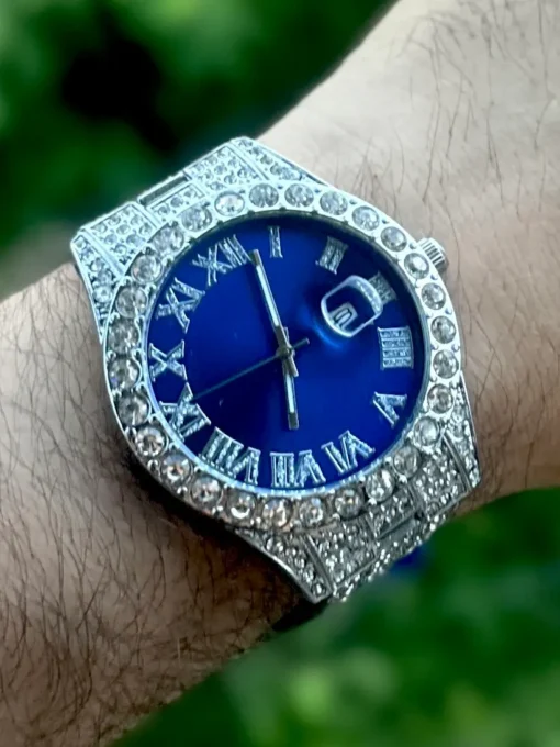 Reloj Diamantado Plateado Fondo Azul