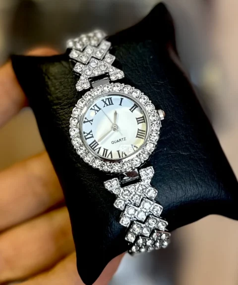 Reloj Diamantado Plateado Fondo Blanco Dama