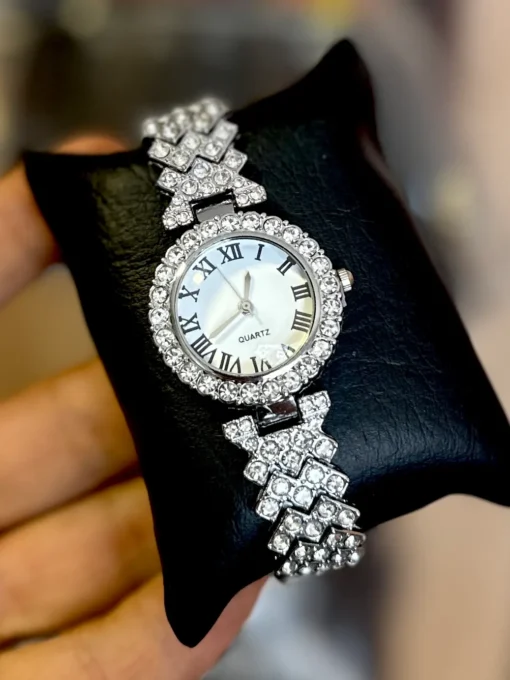 Reloj Diamantado Plateado Fondo Blanco Dama