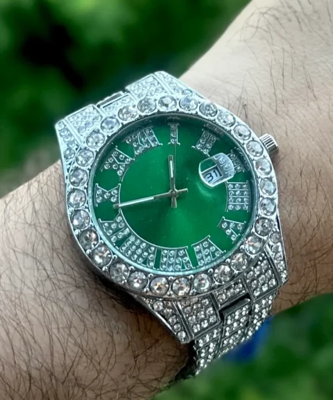 Reloj Diamantado Plateado Fondo Verde