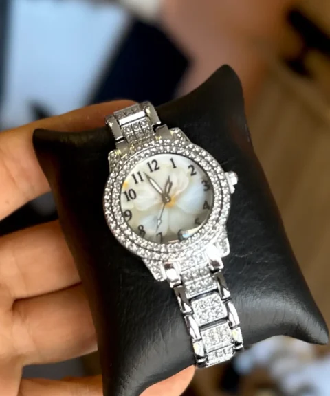 Reloj Diamantado Plateado MultiFondo Dama