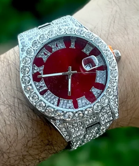 Reloj Diamtando Plateado Fondo Rojo