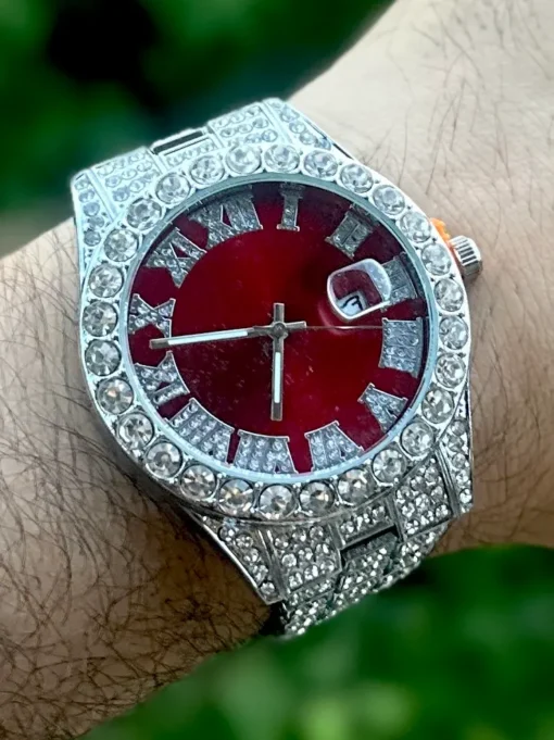 Reloj Diamtando Plateado Fondo Rojo