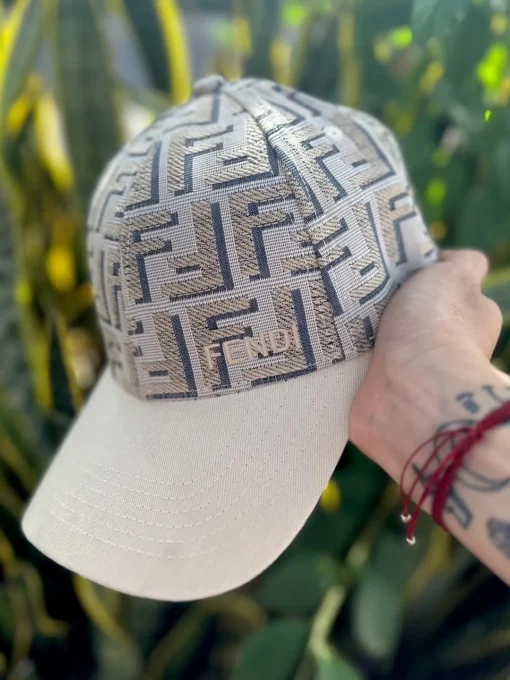 Gorra Fendi Beige detalles