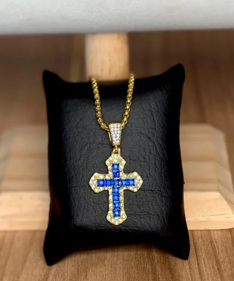Cadena Lazo con Dije de Cruz Diamantado Dorado fondo Azul