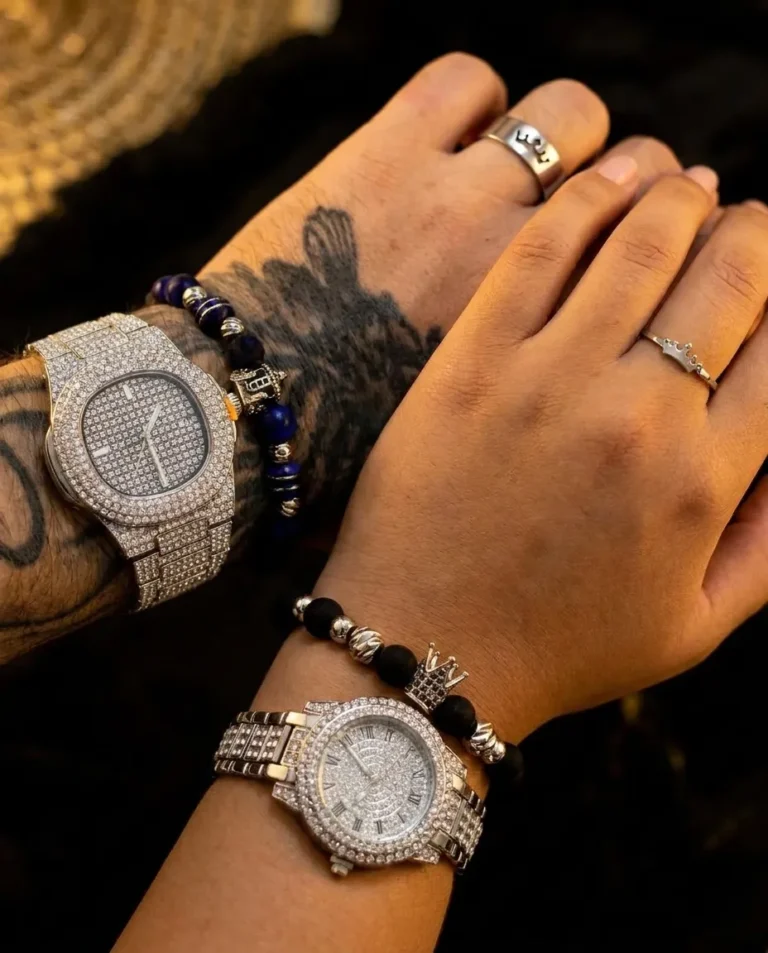 Reloj, pulseras y anillos del combo triple plateado en las manos de la pareja