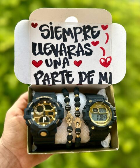 Pareja G-Shocks Negro Dorados + Pulseras Mano de Fátima / Diós + Caja PROMO