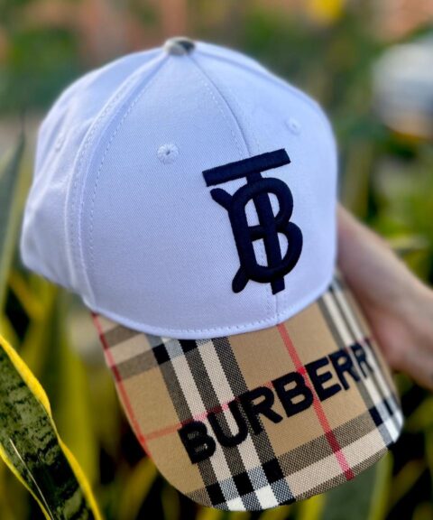 Gorra Burberry Blanca detalle Café