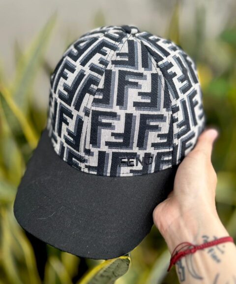 Gorra Fendi Negra detalles