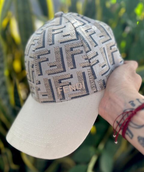 Gorra Fendi Beige detalles