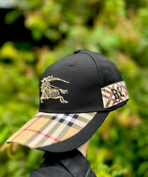 Gorra Burberry Negra con Dorado
